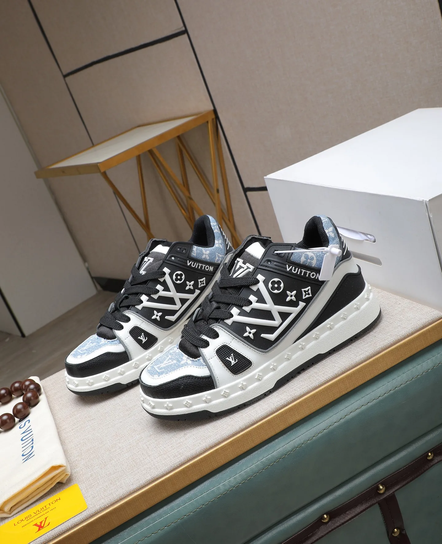Men's men's shoes 💰640 LV are novel and fashionable, the uppers are made of imported cowhide, and they have a super trendy design! It’s eye-catching! The leather is soft, delicate, shiny and translucent, showing the ultimate hand-made craftsmanship, the tongue has the LV logo, and the mesh upper is soft, comfortable and breathable! Size: 38-44 (45 customized